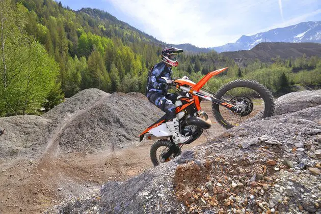 Мы ездили: KTM EXC 250 и 300 TPI с впрыском топлива, которые мы тестировали на Erzberg.