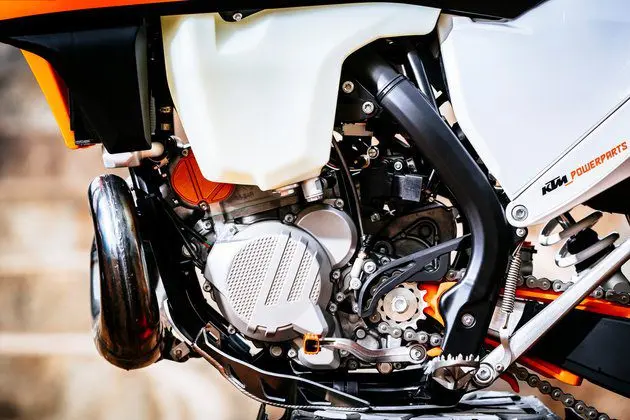 Мы ездили: KTM EXC 250 и 300 TPI с впрыском топлива, которые мы тестировали на Erzberg.