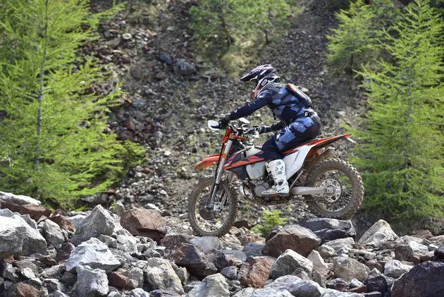 Мы ездили: KTM EXC 250 и 300 TPI с впрыском топлива, которые мы тестировали на Erzberg.