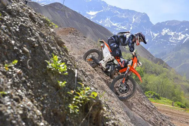Мы ездили: KTM EXC 250 и 300 TPI с впрыском топлива, которые мы тестировали на Erzberg.
