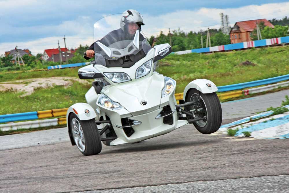 Gwajin kwatankwacin: Honda Goldwing da CAN-AM Spyder ST-S Roadster