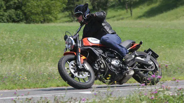 Тест: Ducati Scrambler Icon (2019) // Ducati Scrambler Icon - такой молодой, такой же значок