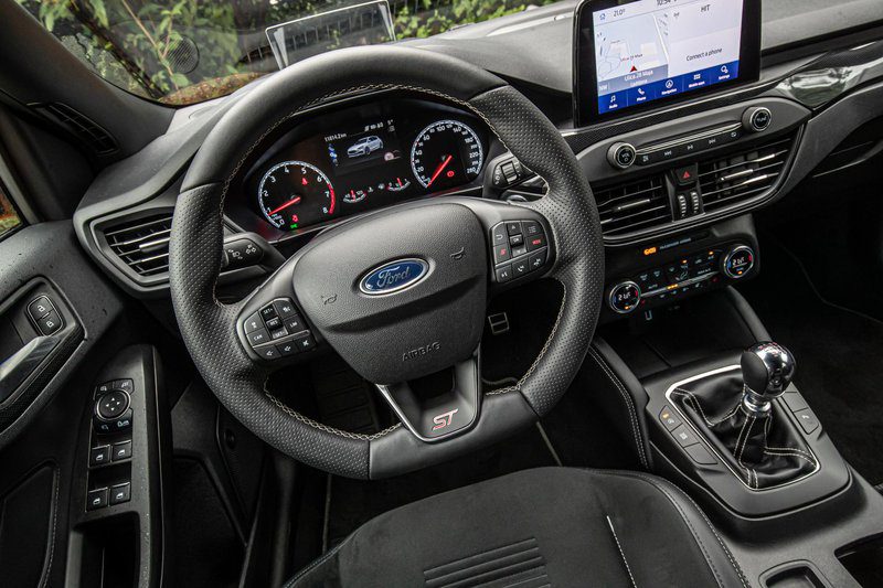 Тест: Ford Focus ST 2,3 EcoBoost (2020) // Уменьшение размера двигателя даже не дышит ничем