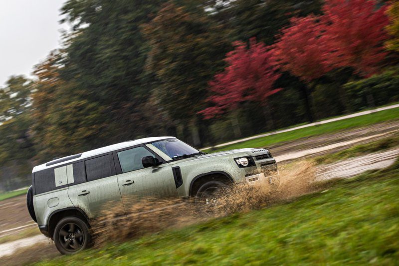 Тест: Land Rover Defender 110 D240 (2020) // Защитник стал вежливым джентльменом (но все же охотником)
