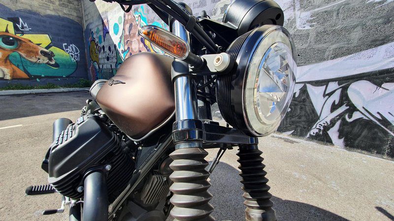 Тест: Moto Guzzi V7 III Stone Night Pack 750 (2020) // Иконка в стиле ретро напоминает настоящее