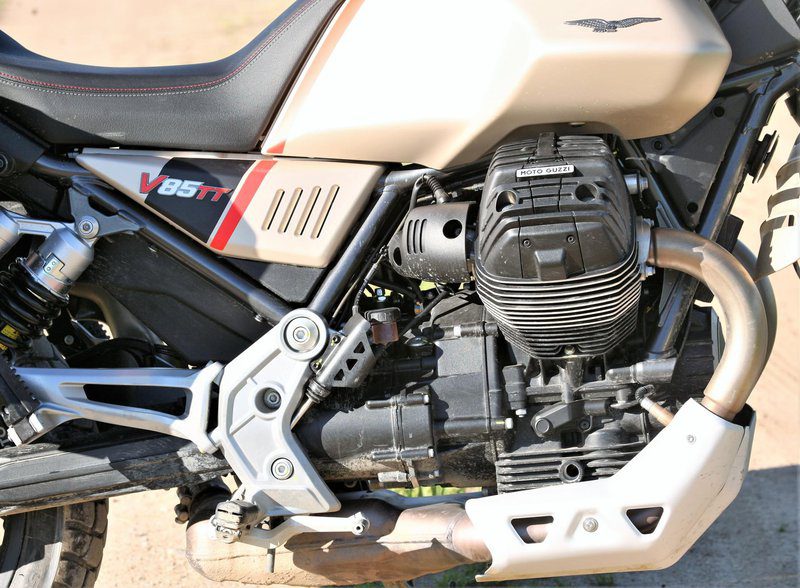 Тест: Moto Guzzi V85 TT Traveler (2020) // Настоящий олдскульный путешественник