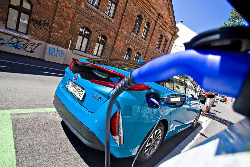 Тест: Toyota Prius Plug-in Hybrid 1.8 VVT-i Sol