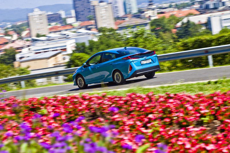 Тест: Toyota Prius Plug-in Hybrid 1.8 VVT-i Sol