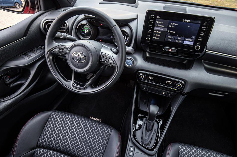 Тест: Toyota Yaris Hybrid 1.5 Premium (2021) // Попутно он стал европейским автомобилем года