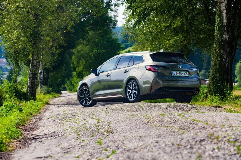 Toyota Corolla TS hibrid 2.0 Dynamic Force Executive (2019) // Zelena Corolla