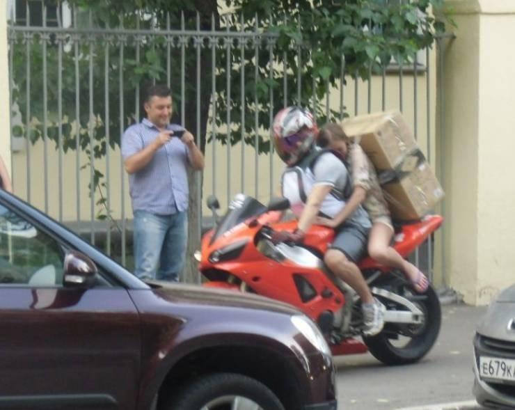 Возможна перевозка пассажира и большой коробки на мотоцикле!