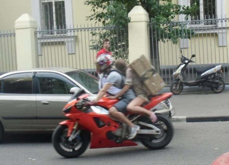 Возможна перевозка пассажира и большой коробки на мотоцикле!