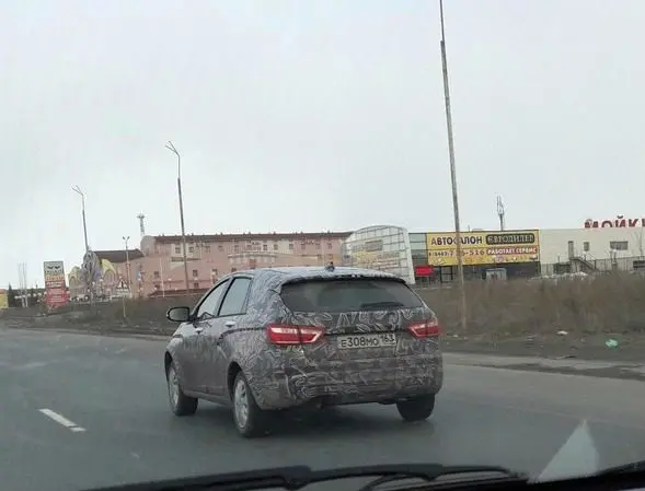 вид сзади lada vesta