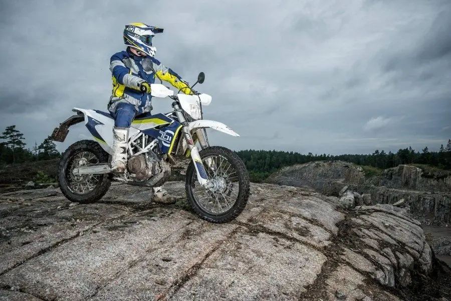 Это изображение имеет пустой атрибут alt; его имя файла - husqvarna-701-enduro6-1.jpg