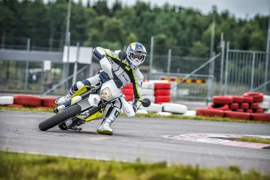 Это изображение имеет пустой атрибут alt; его имя файла - husqvarna-701-supermoto.jpg