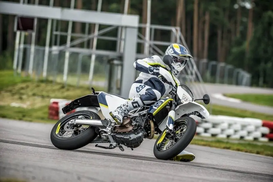 Это изображение имеет пустой атрибут alt; его имя файла - husqvarna-701-supermoto1.jpg