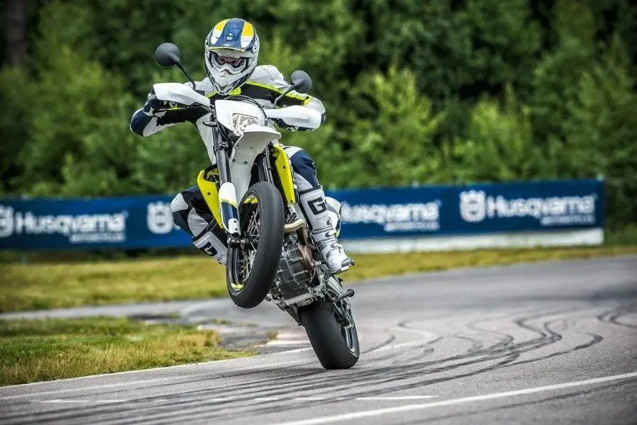Это изображение имеет пустой атрибут alt; его имя файла - husqvarna-701-supermoto2.jpg