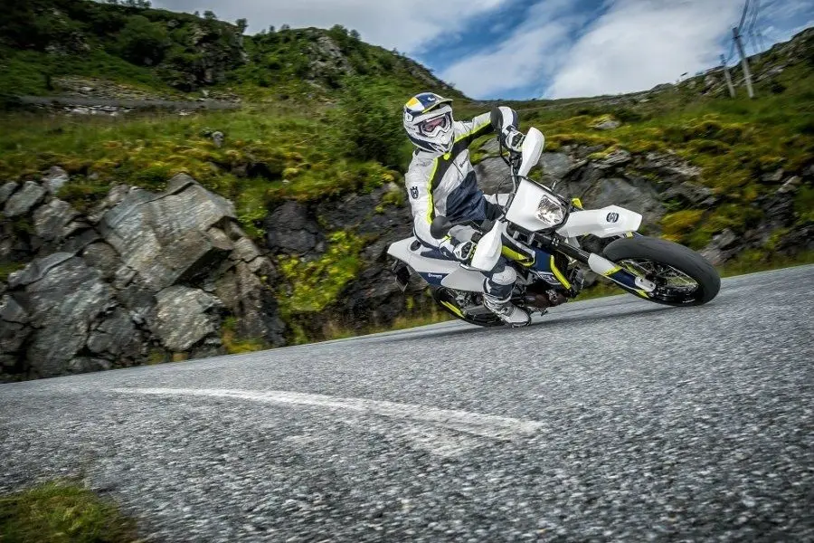 Это изображение имеет пустой атрибут alt; его имя файла - husqvarna-701-supermoto3.jpg
