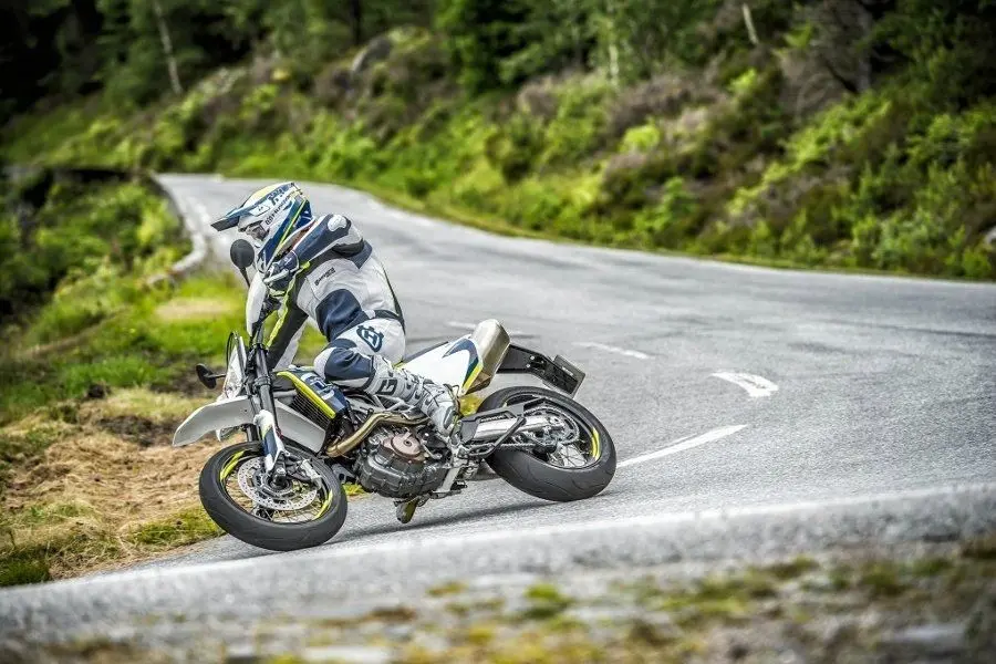 Это изображение имеет пустой атрибут alt; его имя файла - husqvarna-701-supermoto4.jpg