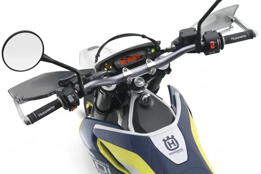 Это изображение имеет пустой атрибут alt; его имя файла - husqvarna-701-supermoto8.jpg