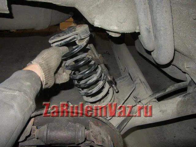 замена задних пружин на Лада Ларгус