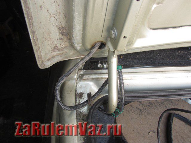 вывести провода питания задних фонарей от крышки багажника на ВАЗ 2115