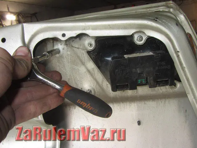 как открутить задний фонарь на 2115