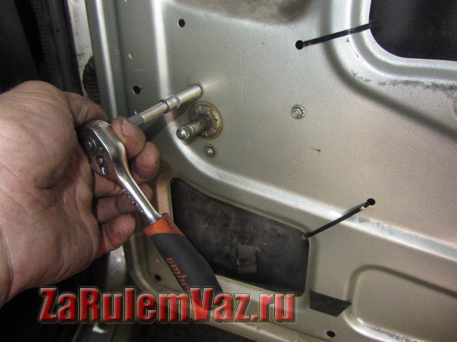 как открутить гайки крепления стеклоподъемника на ВАЗ 2114 и 2115