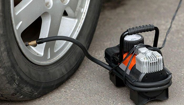 如何使用轮胎充气泵？