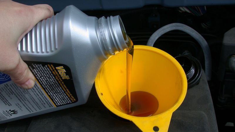 Како да се поправи истекувањето на моторното масло?