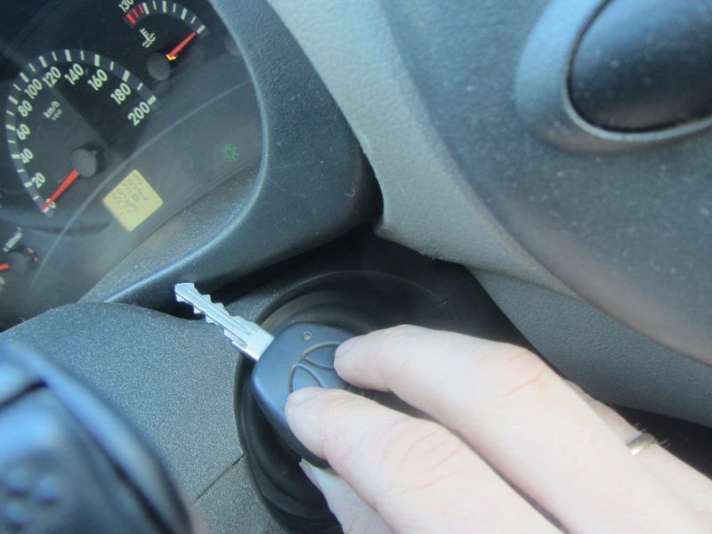 如何使用格蘭特鑰匙扣同時打開所有車門