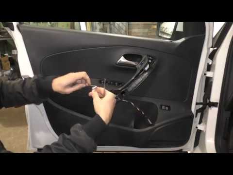 Sådan afmonteres dørbeklædningen VW Polo Sedan