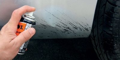 Bagaimana cara membuang tar dari badan kereta?