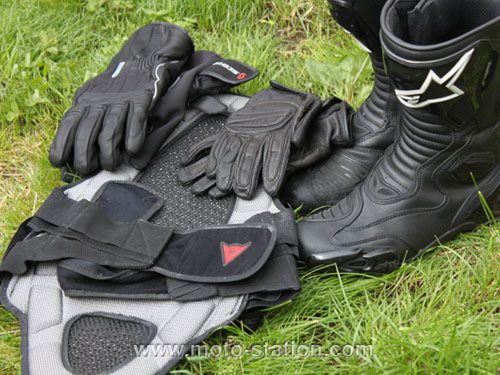 Мотоциклетные путешествия: куртка, шлем, защита… Какое снаряжение выбрать?