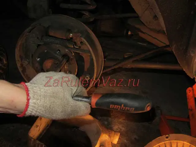 как открутить гайки крепления полуоси на ВАЗ 2101 - 2107