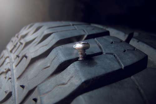 Спущенная шина: как определить и отремонтировать