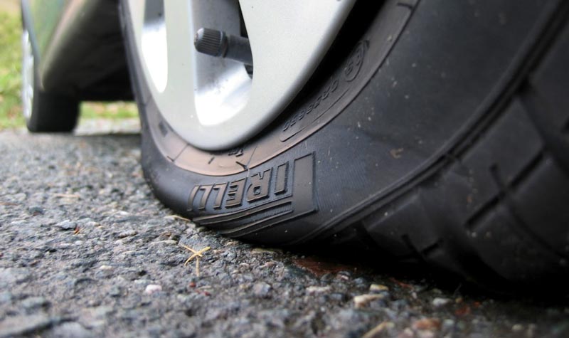 Un pneumàtic pla: com identificar-lo i reparar-lo