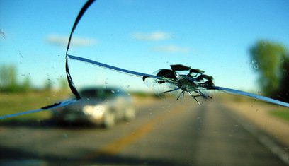 Crack in the windshield: cad atá le déanamh?