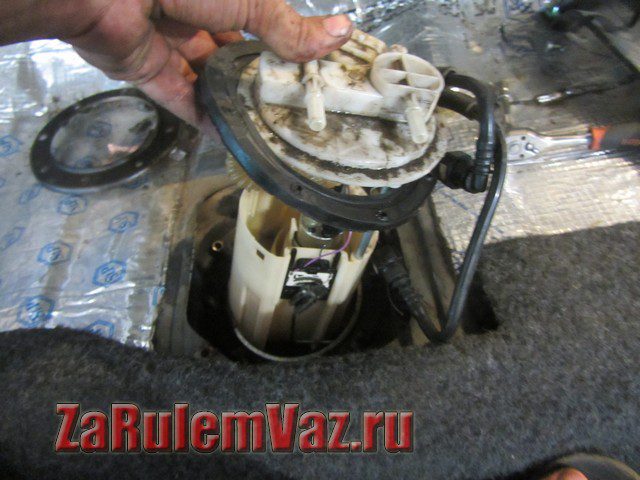 Substituindo o conjunto do módulo da bomba de combustível para VAZ 2114 e 2115