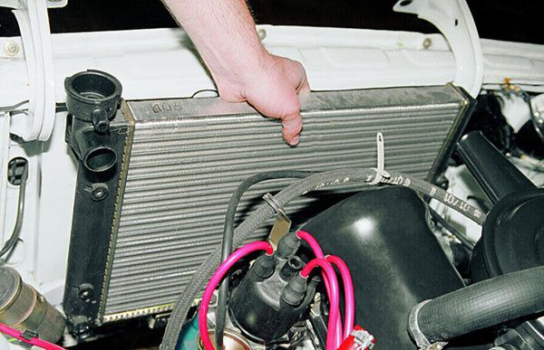 Menggantikan radiator penyejuk pada VAZ 2107-2105