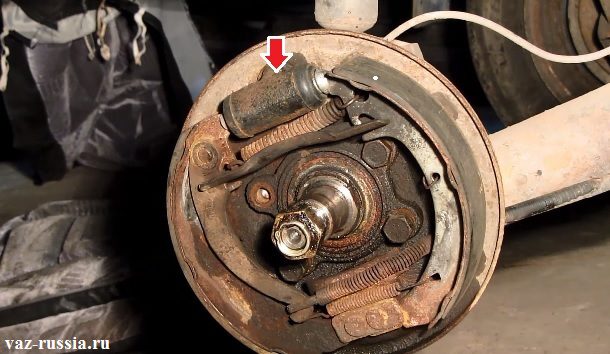 Udskiftning af baghjulets bremsecylinder med en VAZ 2114-2115