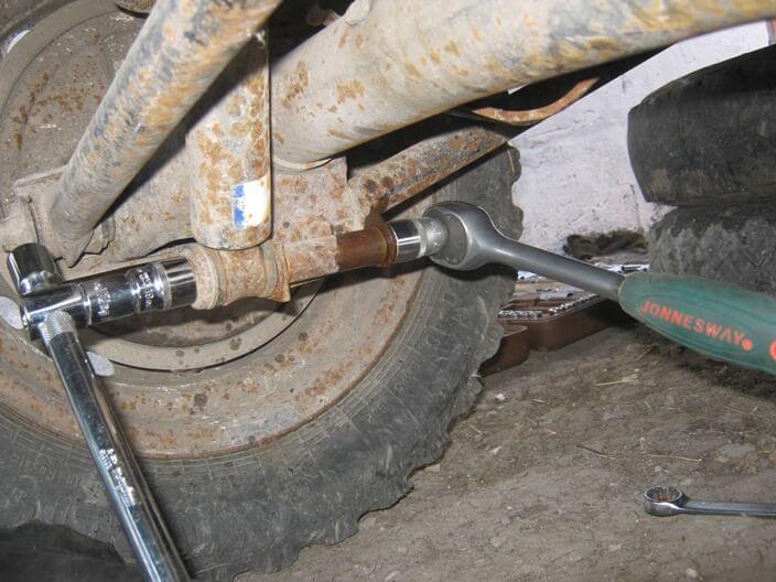 Replacing the rear shock absorbers on the Niva