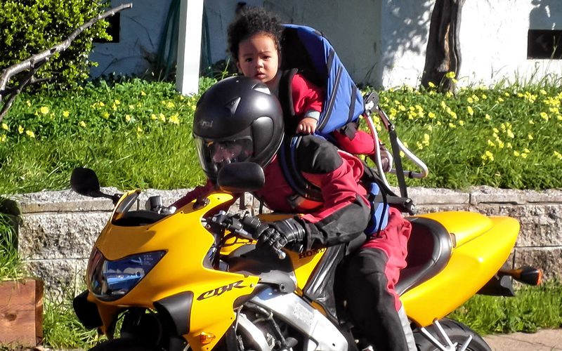 騎摩托車安全運輸您的孩子