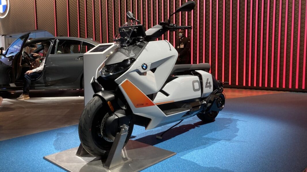 BMW CE 04: электрический макси-скутер из Мюнхена