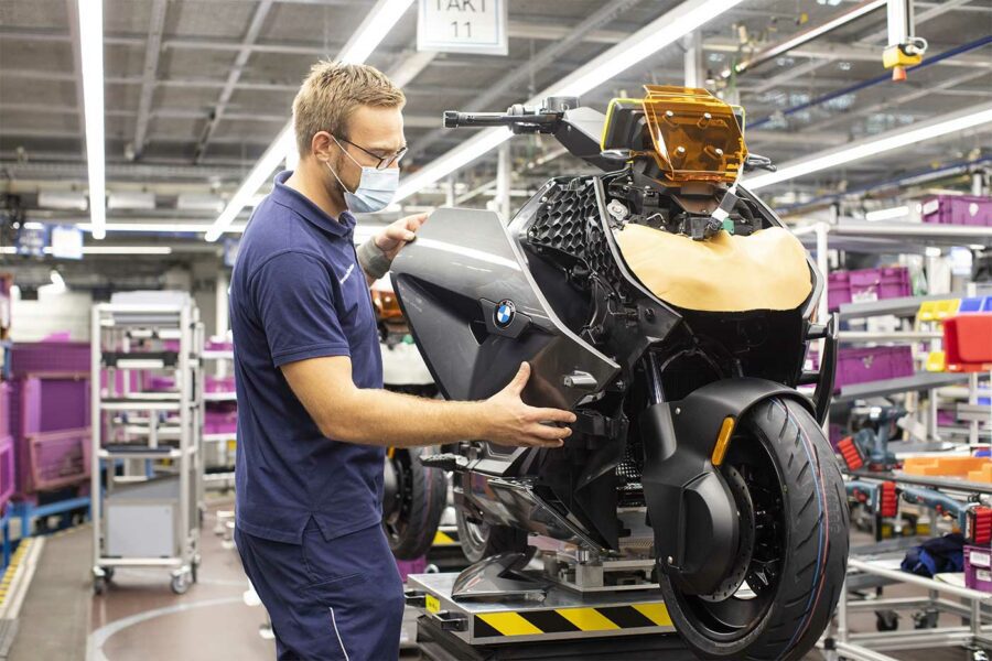 Скутер запуск. Новый электроскутер BMW ce004. Серийное производство футуристического мотоцикла. BMW ce04 Vagabund Moto Concept. Запуск скутер КИК.