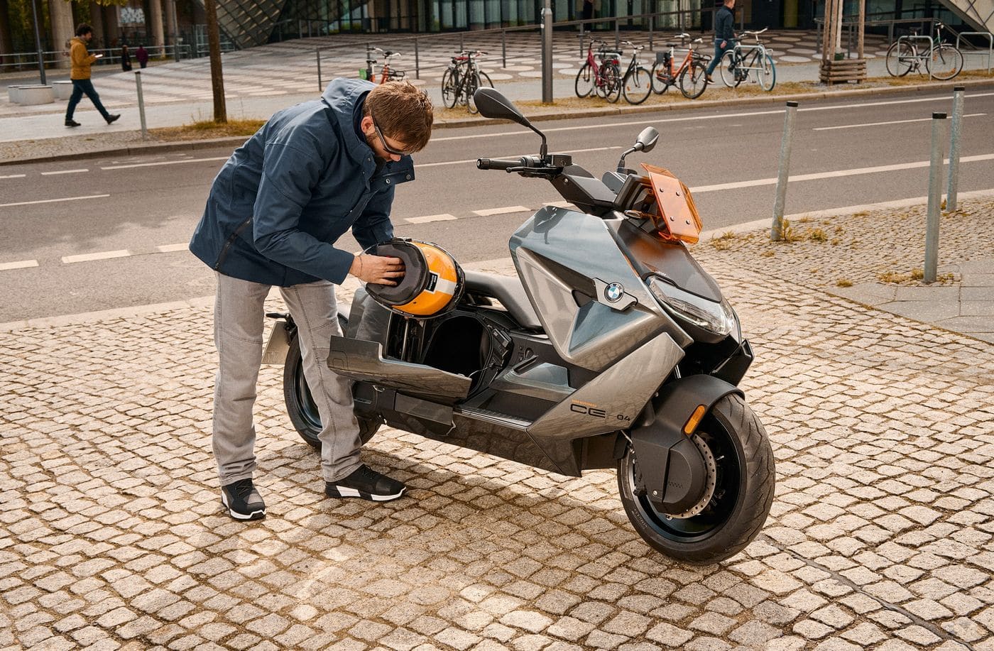 BMW CE 04: новый электрический макси-скутер в деталях