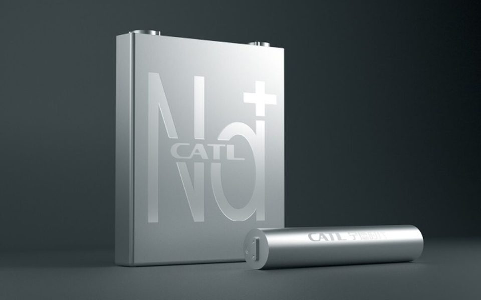 CATL удивителен. Он представил Na-ионные (натрий-ионные) элементы и батарею на их основе