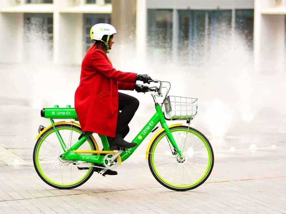 Η Dott επιβιβάζεται σε ένα ηλεκτρικό ποδήλατο