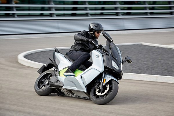 Scooter elektrik BMW C-Evolution pou pataje machin nan estasyon SNCF
