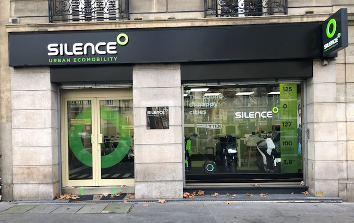 Электросамокат: первый флагман Silence в Париже
